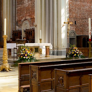 Altar und Vierung. &copy; Benedikt Prügl